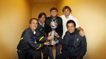 Falcioni y su cuerpo técnico con la Copa Argentina (Foto: @BocaJrsOficial)