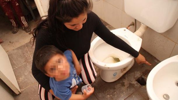 Un bebé de menos de 2 años quedó atrapado en el desagüe del baño