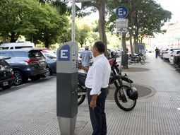 Chau a los parquímetros: el estacionamiento se pagará a través de aplicaciones