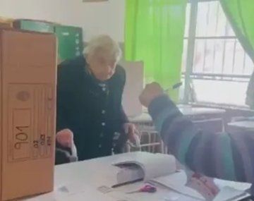 Una mujer de 100 años emocionó al votar en La Plata: la primera vez fue 1951