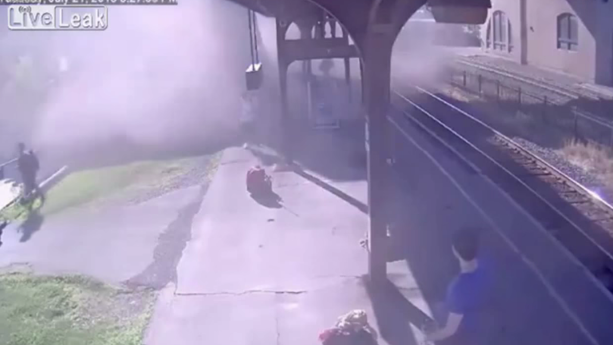 VIDEO Un nene robó un tren y lo chocó