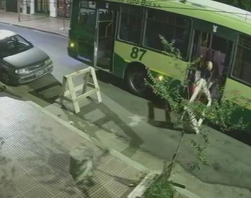 VIDEO: un chofer frenó el colectivo