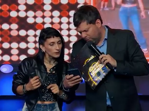 La historia de una cantante callejera que conmovió y ganó un premio que transformará su vida