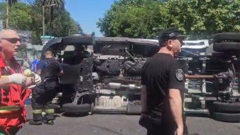 volco un movil de traslado de la policia de la ciudad y tres efectivos resultaron heridos volco un movil de traslado de la policia de la ciudad y tres efectivos resultaron heridos