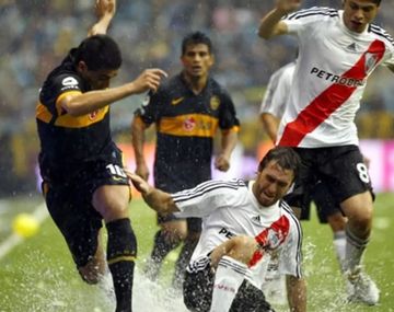 Oscar Ahumada marca a Juan Román Riquelme ante la mirada del Negro Ibarra