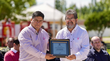 Claudio Vidal encabezó el 67° Aniversario de Lago Posadas: anunció entrega de tierras y equipamiento para rutas Claudio Vidal encabezó el 67° Aniversario de Lago Posadas: anunció entrega de tierras y equipamiento para rutas
