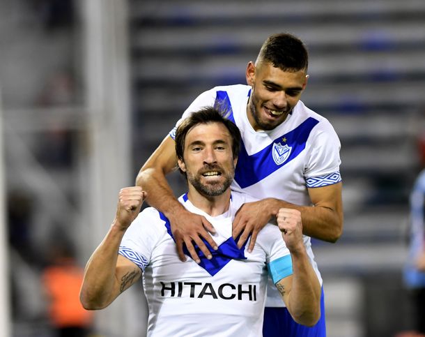 Pavone festeja su gol de penal frente a Sarmiento