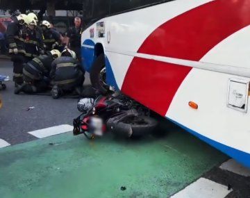 Video: el impresionante choque entre una moto y un colectivo
