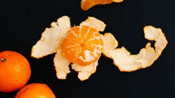 Las cascaras de cítricos ayudan a ahuyentar a las cucarachas. Las cascaras de cítricos ayudan a ahuyentar a las cucarachas.