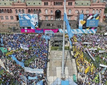 Democracia para siempre: las fotos del acto en Plaza de Mayo