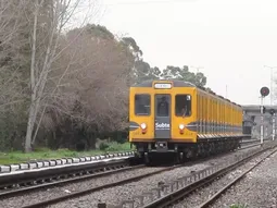 Así sería un interminable Subte que recorre el Conurbano tras salir a la superficie como tren, según la IA Así sería un interminable Subte que recorre el Conurbano tras salir a la superficie como tren, según la IA
