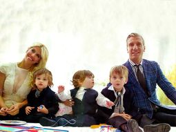 wanda, su familia ¿y una mano de mas? wanda, su familia ¿y una mano de mas?