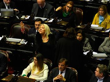 Carrió se fue enojada del recinto y amenazó con romper con Cambiemos