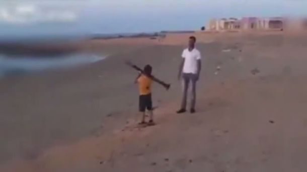 Libia: un video muestra cómo un chico de ocho años es entrenado para disparar una bazuka