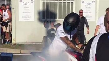 el campeon de formula 1 arribo al autodromo quemando gomas el campeon de formula 1 arribo al autodromo quemando gomas