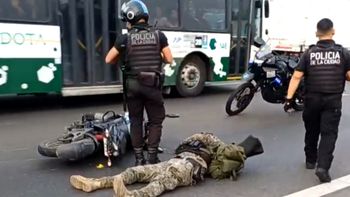 fuerte choque entre una moto y una camioneta en la general paz dejo a un policia herido fuerte choque entre una moto y una camioneta en la general paz dejo a un policia herido