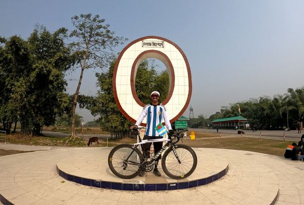 Un ciclista de Bangladesh recorrió 1003 km en honor a Messi