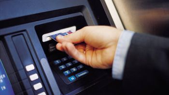 turistas argentinos acceden en el exterior al dolar cajero
