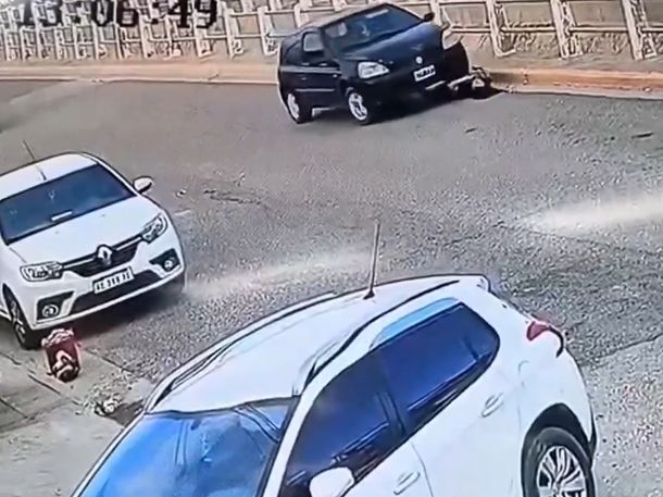 una mujer abrió el capot para revisar la batería y fue atropellada por su propio auto.&nbsp;