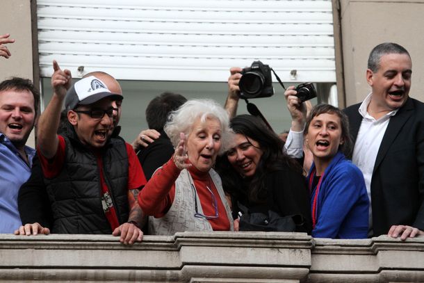 Estela de Carlotto se reunió con su nieto: Ya pudo abrazar a su familia