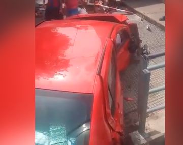 Una formación de la Línea San Martín chocó contra un auto en Villa del Parque