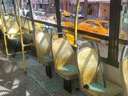 Locura en Córdoba: quiso pagar el boleto en efectivo, se lo negaron y destrozó el colectivo con un martillo
