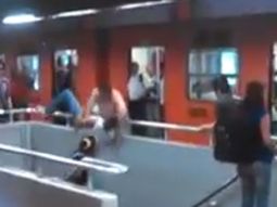 VIDEO: Un hombre fue arrojado por las escaleras en una brutal pelea