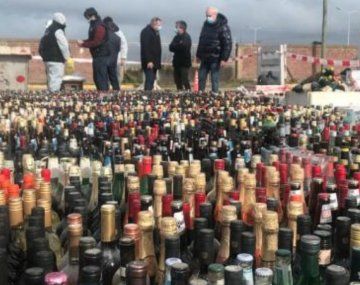 Destruyeron 10 mil litros de bebidas alcohólicas en Mar del Plata tras denuncias de fiestas clandestinas por WhatsApp