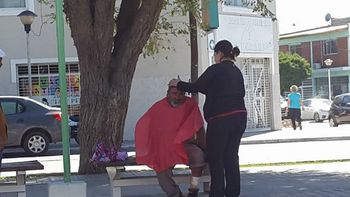 La peluquera que sale a cortarle el pelo a los indigentes de neuquen La peluquera que sale a cortarle el pelo a los indigentes de neuquen