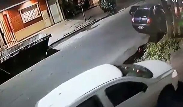 Video: la persona al volante del auto blanco salió marcha atrás para salvarse de un hecho de inseguridad