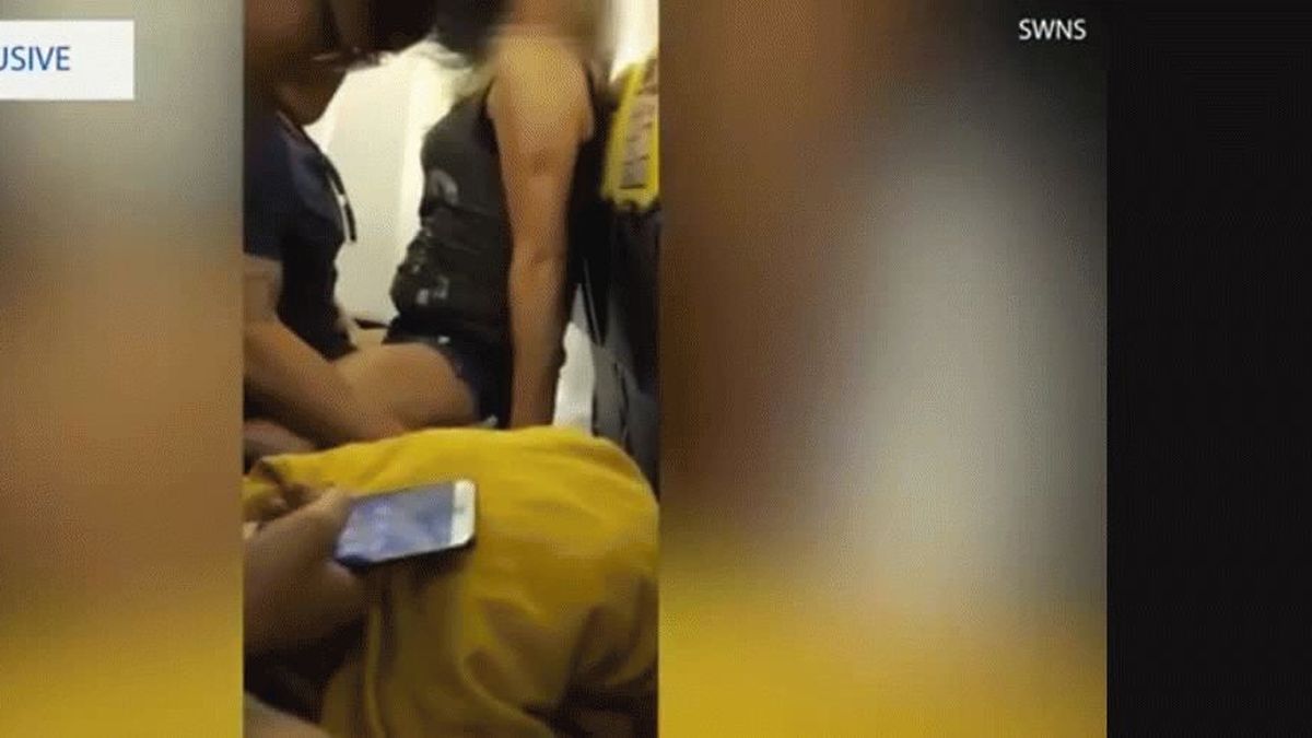 VIDEO: Tienen sexo en el avión ante la mirada de todos