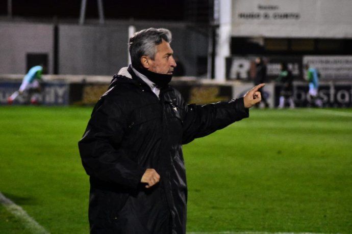 Insólito: Estudiantes de Caseros comunicó en el entretiempo que el técnico interino no continuará en su cargo