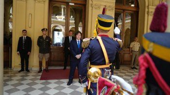 en medio de la polemica por el sable de san martin, javier milei saludo a los granaderos en casa rosada en medio de la polemica por el sable de san martin, javier milei saludo a los granaderos en casa rosada