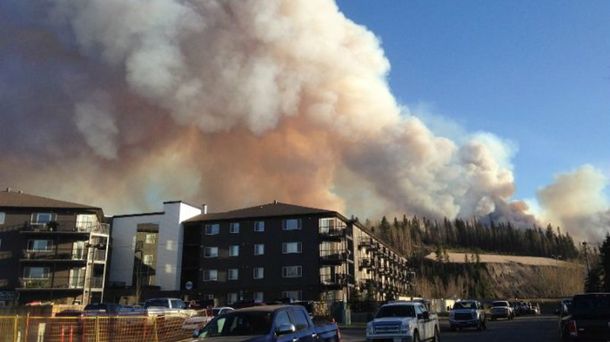 Evacúan a miles de personas de una ciudad por un incencio forestal