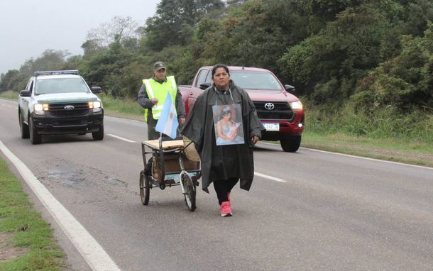 Mariana Aranda camina hacia la ciudad de Salta pidiendo justicia
