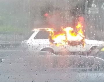 Preocupación por un auto en llamas frente al Congreso
