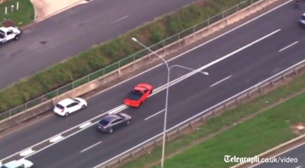 VIDEO: Un adolescente roba un auto y trata de escaparse de la policía