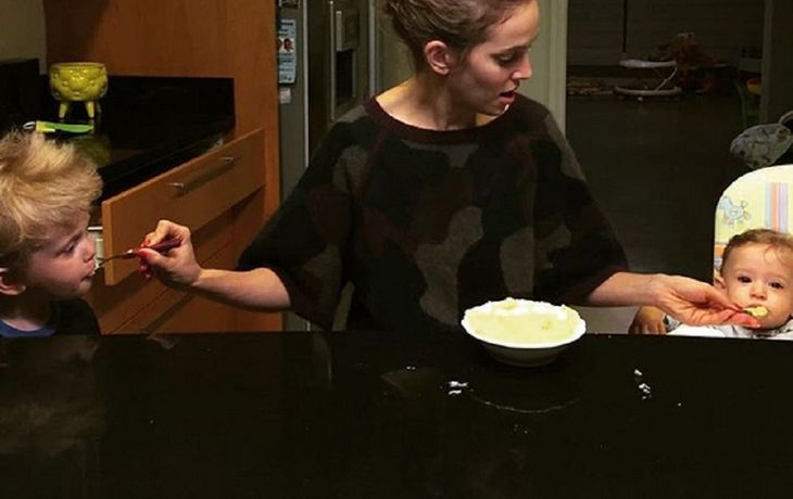 Luisana Lopilato y le da de comer a sus dos hijos a la vez.