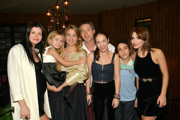 Suárez con su familia ficticia