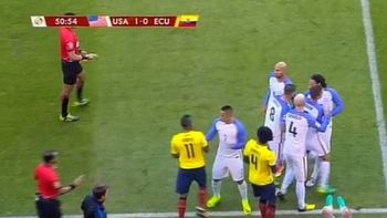 mira la brutal patada de un reconocido jugador de ecuador mira la brutal patada de un reconocido jugador de ecuador