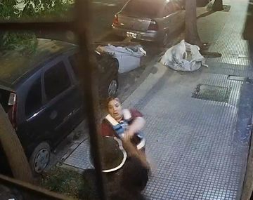 Un hombre quiso robarle el arma a una policía: le apuntó