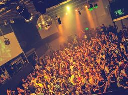 clausuraron la disco caix por el ingreso de menores de edad clausuraron la disco caix por el ingreso de menores de edad