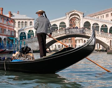 Gondolieri en Venecia, una postal típica