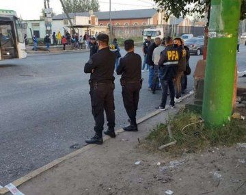 Mataron a un efectivo de la Policía Federal mientras esperaba el colectivo