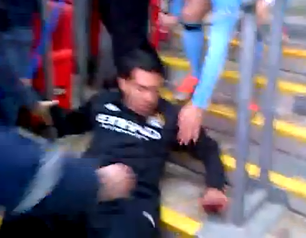 Tevez no gambetea: le erró al escalón y se pegó un tremendo golpe