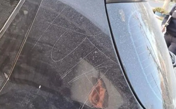 Una docente le rayó el auto y amenazó a la pareja de su ex marido