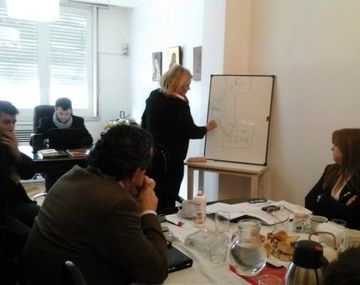 ¿Qué escribe @elisacarrio en la pizarra?