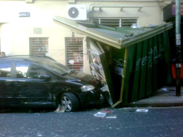 Violento choque entre dos autos en Arenales y Ayacucho