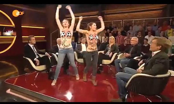 Activistas hicieron un topless en la TV en contra de la FIFA