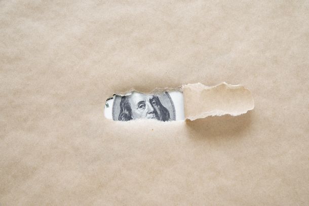 El dólar retrocedió un 2